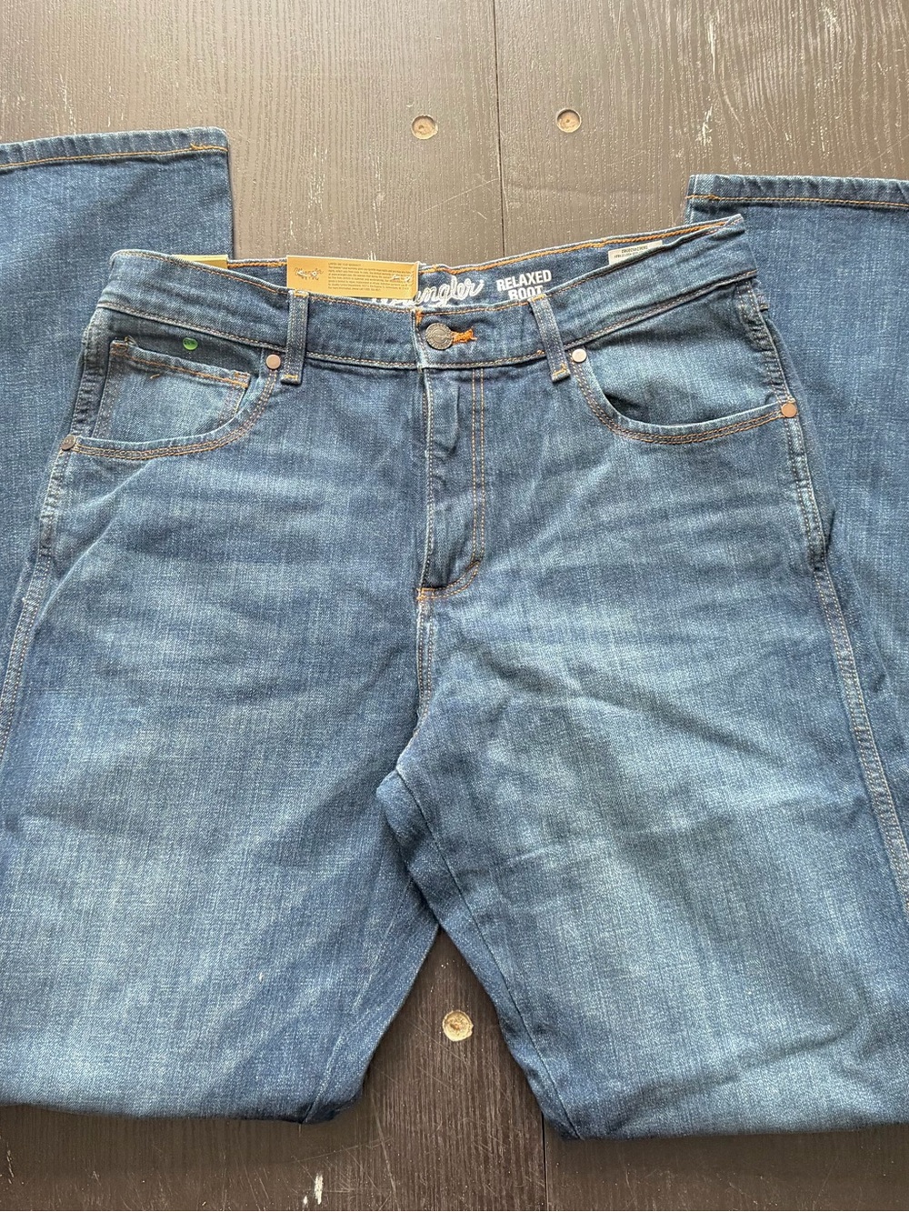 Wrangler Relaxed Boot Jeans in Medium Blue Wash